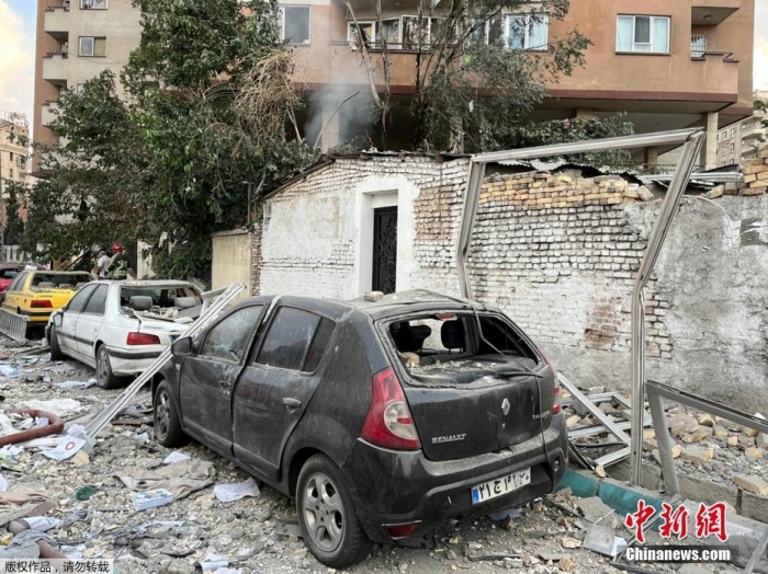 据《以色列时报》报道，当地时间6月13日，以(💔)色列国防军证实，以军已发起了一场针对伊朗核计划的空袭行动。图为伊朗首都德黑兰遭袭击后受损的建筑。